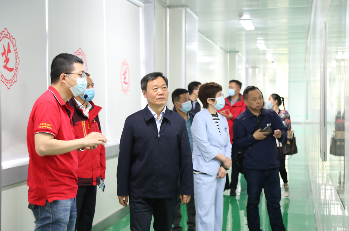 長沙市鄉(xiāng)村振興局副局長黃志強、長沙市工商業(yè)聯(lián)合副主席會田桂元一行赴九芝堂開展“萬企興萬村”調(diào)研