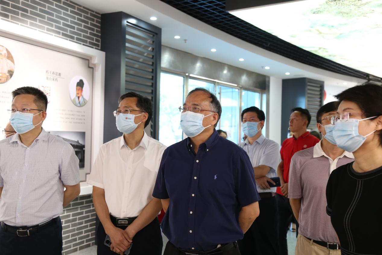 湖南省政協(xié)副主席張灼華一行赴九芝堂開展“穩(wěn)經(jīng)濟、惠民生、保安全”調研